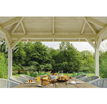 Holzpavillon mit gedecktem Tisch und Gartenblick