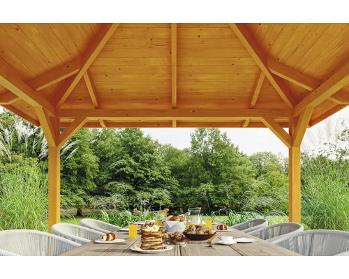 Holzpavillon mit gedecktem Tisch im Garten