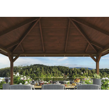 Vue détaillée du pavillon de jardin en bois avec table dressée et vue sur le lac