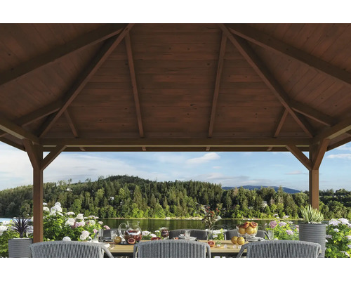Vue détaillée du pavillon de jardin en bois avec table dressée et vue sur le lac