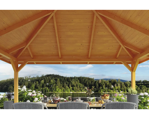 Holzpavillon mit Seeblick und gedecktem Tisch