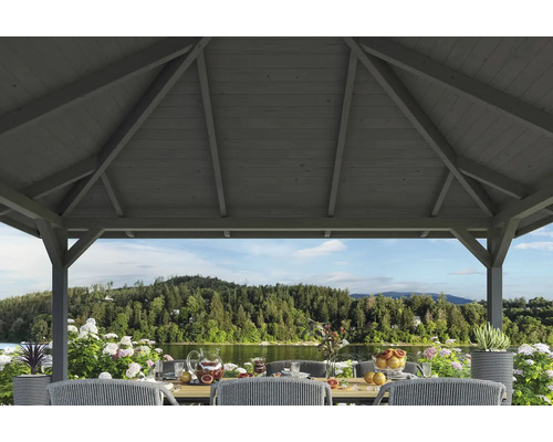 Holzpavillon mit gedecktem Tisch und Blick auf einen See