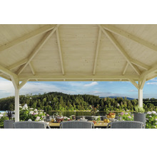 Pavillon en bois avec table dressée et vue sur un lac
