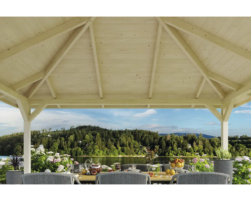 Pavillon en bois avec table dressée et vue sur un lac