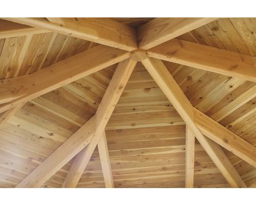 Gros plan de la structure en bois d''une tonnelle de jardin ou d''un pavillon