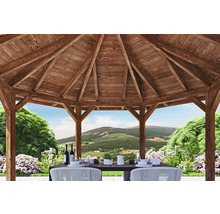 Pavillon de jardin en bois avec table dressée et vue sur la nature