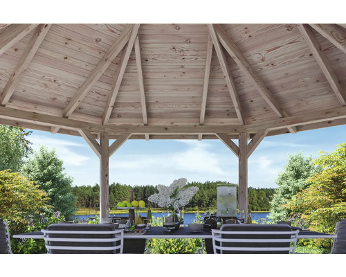 Vue sous le toit d''un pavillon en bois avec une table dressée