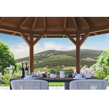 Holzpavillon mit Tisch und Stühlen für den Gartenbereich