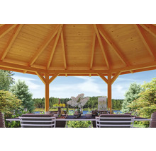 Detailansicht eines Pavillons mit Holzdach und Gartenmöbeln