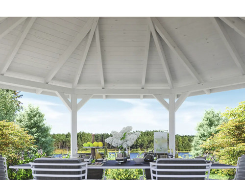 Vue intérieure d''un pavillon de jardin avec table dressée et vue sur la nature