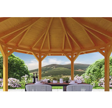 Holzpavillon mit gedecktem Tisch im Garten