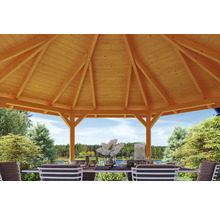 Vue intérieure d''un pavillon avec toit en bois et mobilier de jardin
