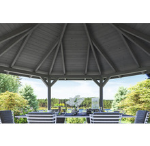 Vue détaillée d''un pavillon avec table à manger et chaises dans le jardin