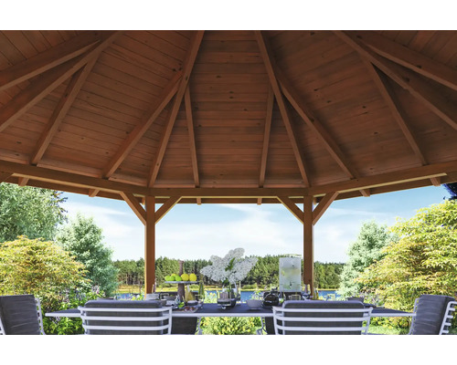 Vue intérieure d''un pavillon de jardin en bois avec mobilier de jardin