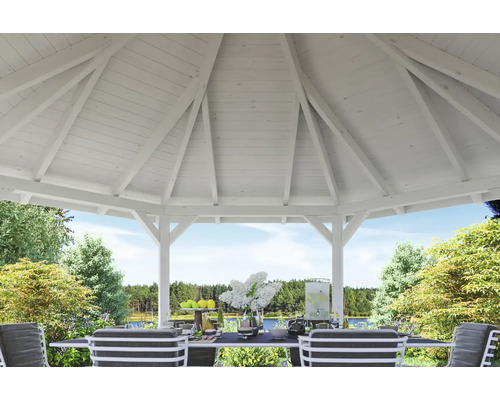 Innenansicht eines weißen Holzpavillons mit Gartenmöbeln