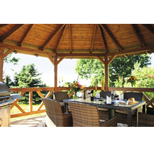 Pavillon de jardin en bois avec mobilier de jardin et barbecue pour des heures de détente en plein air.