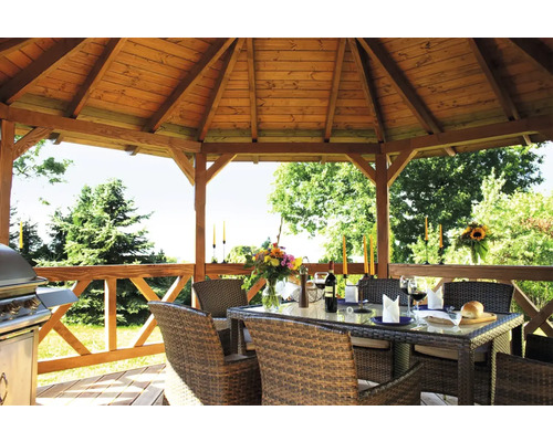 Pavillon de jardin en bois avec mobilier de jardin et barbecue pour des heures de détente en plein air.