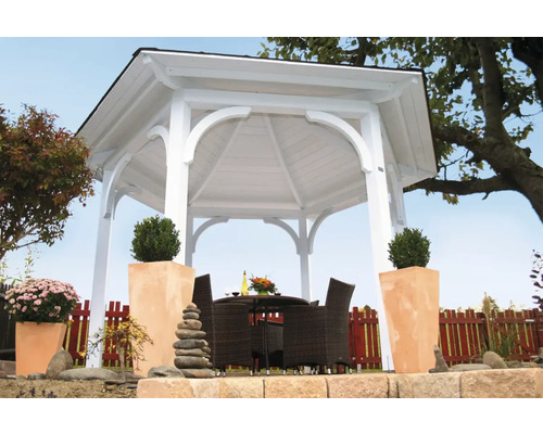 Weißer Pavillon mit Gartenmöbeln und Dekoration im Garten