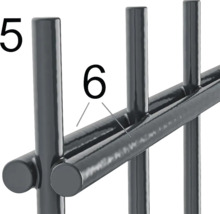 Detailaufnahme eines Metallzauns mit Stäben