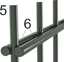 Detailansicht eines Metallzauns mit Pfosten und Querstreben