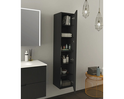 Badezimmer mit Waschbecken, Spiegelschrank und offenem Hängeschrank zur Aufbewahrung