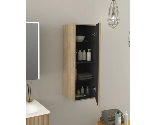 Badezimmerszene mit einem offenen Hängeschrank mit Einlegeböden zur Aufbewahrung von Badutensilien.