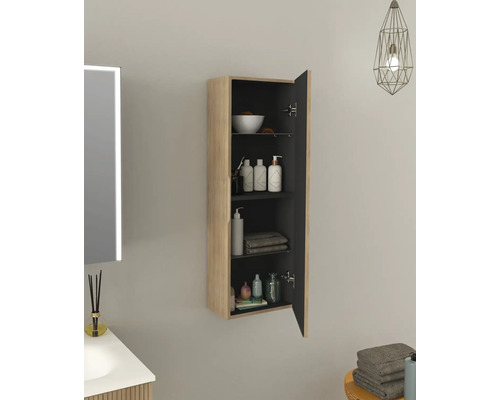 Badezimmer mit Hängeschrank, offen, ausgestattet mit Hygieneartikeln und Handtüchern