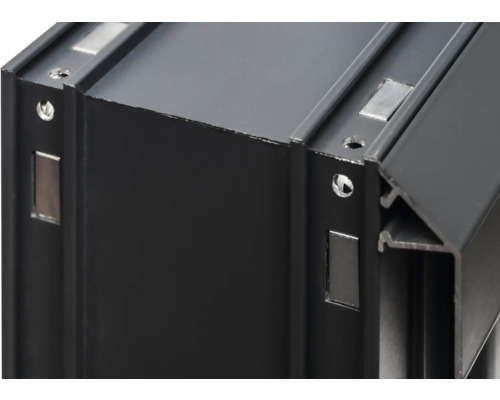 Vue détaillée d''un profilé en aluminium noir avec éléments de fixation.