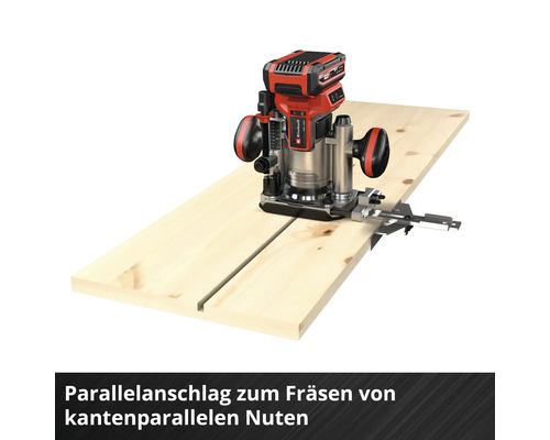 Oberfräse mit Parallelanschlag auf einem Holzbrett für kantenparallele Nuten