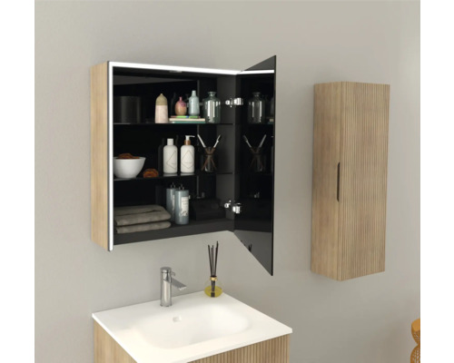 Badezimmer mit Waschtisch, Spiegelschrank und Hängeschrank in Holzoptik