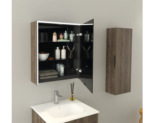 Badezimmer mit Waschbecken, Spiegelschrank und Hängeschrank