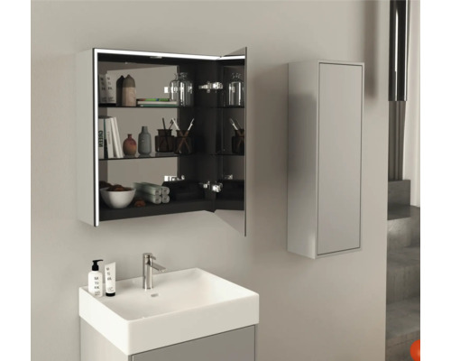 Badezimmer mit Waschbeckenunterschrank, Waschbecken und Spiegelschrank