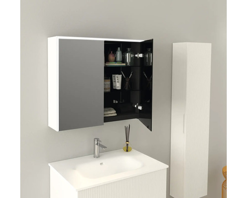 Salle de bains moderne avec meuble-lavabo, armoire de toilette et armoire haute