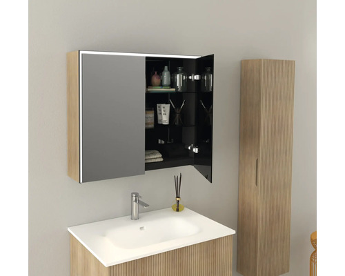 Modernes Badezimmerensemble mit Waschtisch, Spiegelschrank und Hochschrank