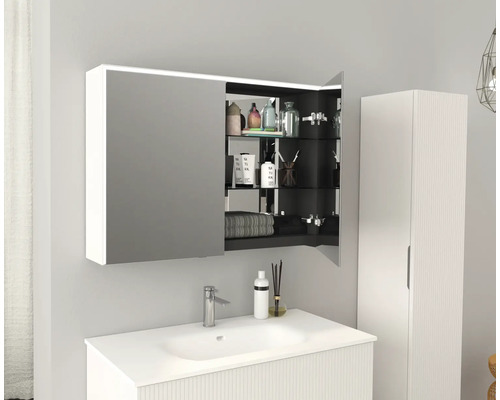 Salle de bains moderne avec lavabo, armoire de toilette et armoire haute pour rangement et organisation