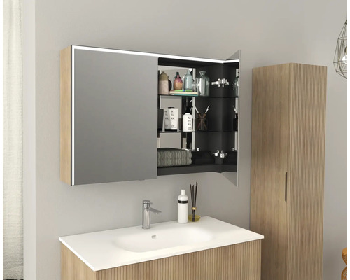 Salle de bains avec lavabo, armoire de toilette et armoire haute au design moderne