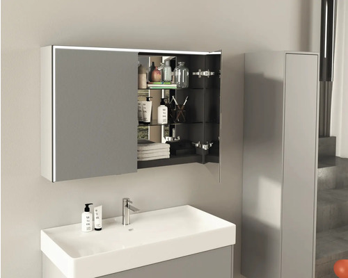 Modernes Badezimmer mit Spiegelschrank, Waschbecken und Hochschrank