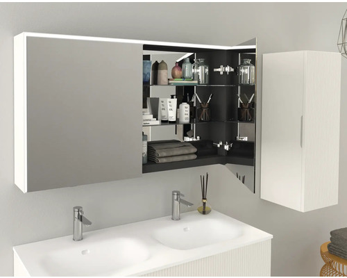 Salle de bains moderne avec double vasque, armoire de toilette à miroir et armoire latérale pour une ambiance lumineuse et organisée.