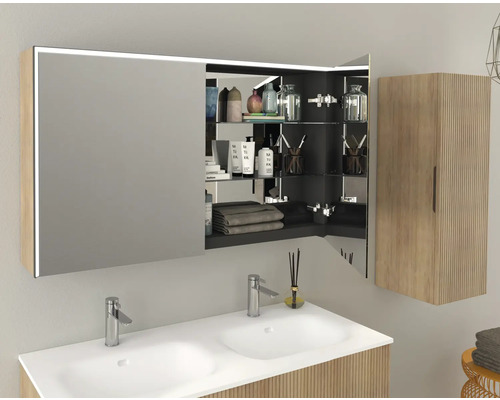 Badezimmer mit Doppelwaschbecken, Spiegelschrank und Hochschrank