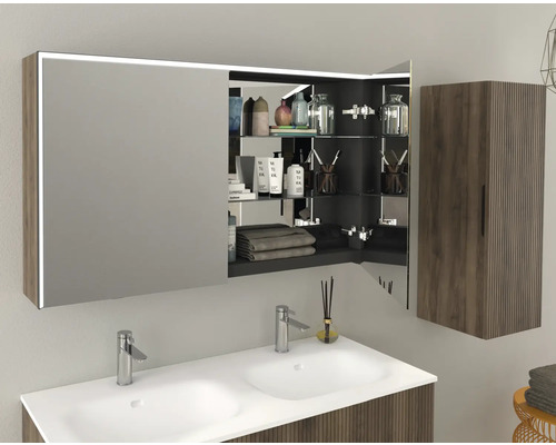 Salle de bains avec armoire de toilette, lavabo et armoire haute