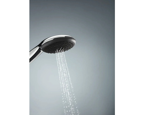 Handbrause mit fließendem Wasser