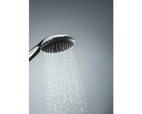 Handbrause mit fließendem Wasser