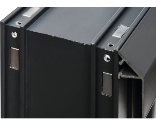 Detailansicht eines schwarzen Aluminiumrahmens mit Schraubenlöchern und magnetischen Elementen