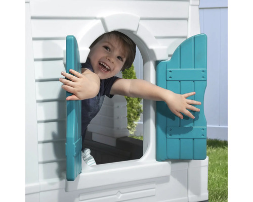 Garçon regardant par la fenêtre d''une maisonnette