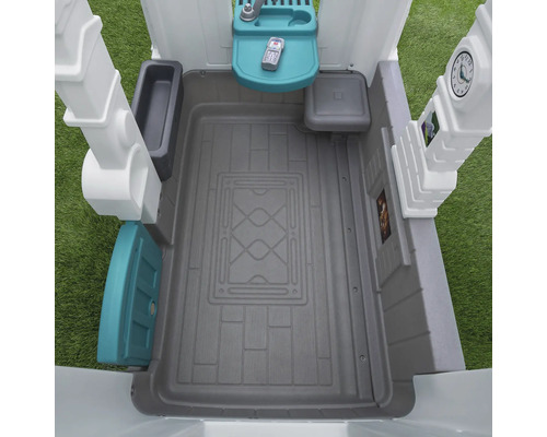 Vue intérieure d''une cabane pour enfants avec cuisine de jeu, téléphone jouet et accessoires