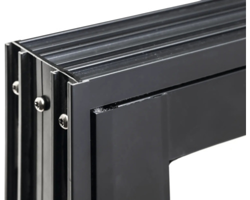 Vue détaillée d''un cadre de fenêtre en aluminium noir avec vis