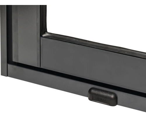 Detailansicht eines Fensters mit Rahmen und Griff