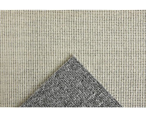 Grauer Teppich mit Teppichunterlage