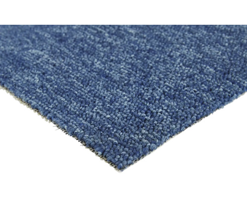 Detailaufnahme eines blauen Teppichs mit kurzem Flor.