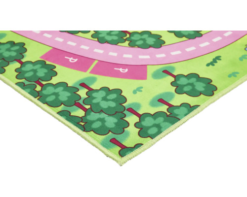 Spielteppich mit Strassenmuster und Baummotiven.